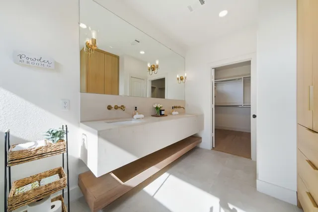 a en suite bathroom with a double vanity sink and mirror