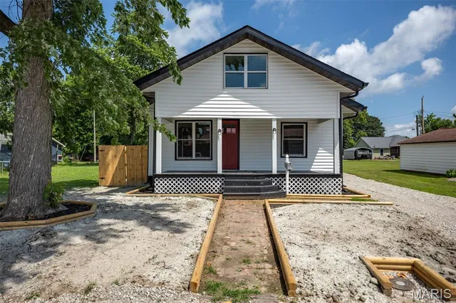 $199,000 | 209 Charles Street, Gillespie, IL 62033