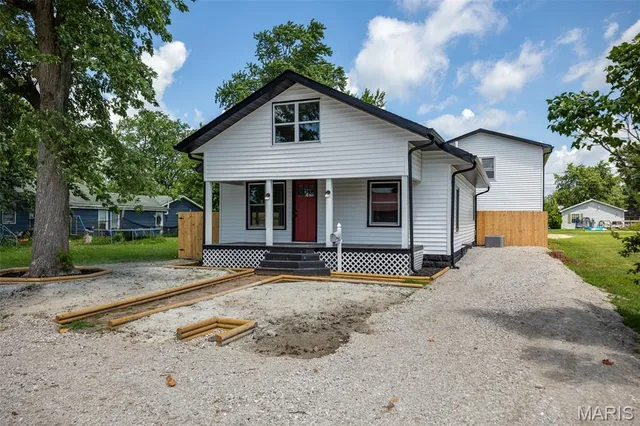 $199,000 | 209 Charles Street, Gillespie, IL 62033