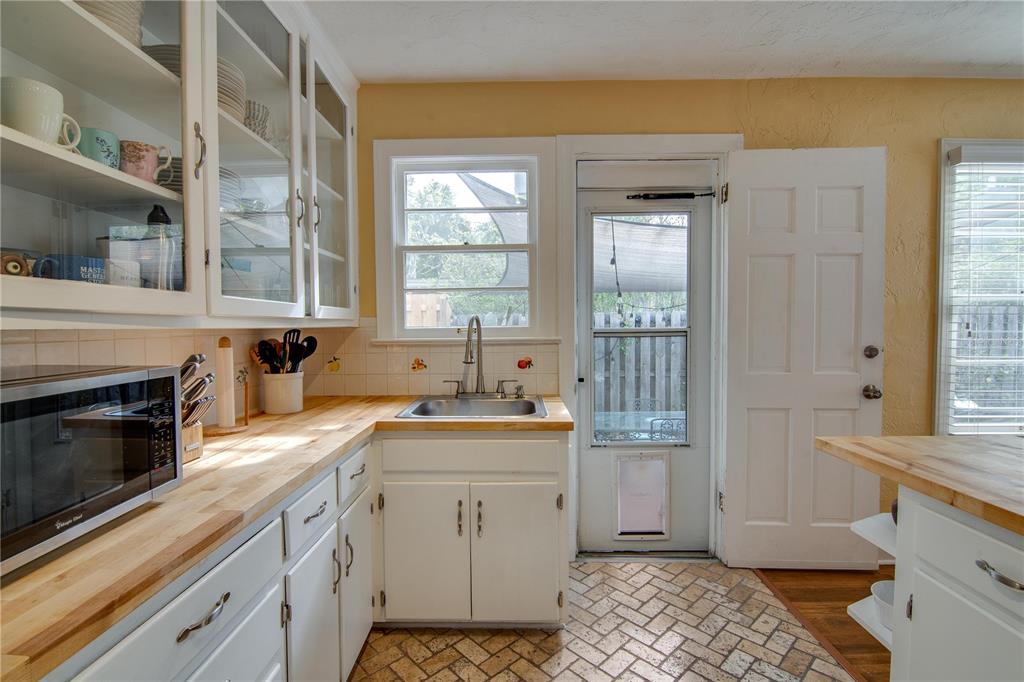 407 Northeast 8th Street Gainesville, FL 32601 - Photo 23 of 32 a kitchen with a sink stove and cabinets