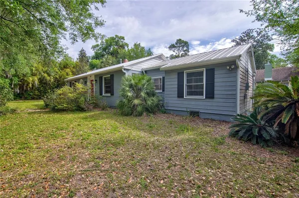 a view of a house with a yard