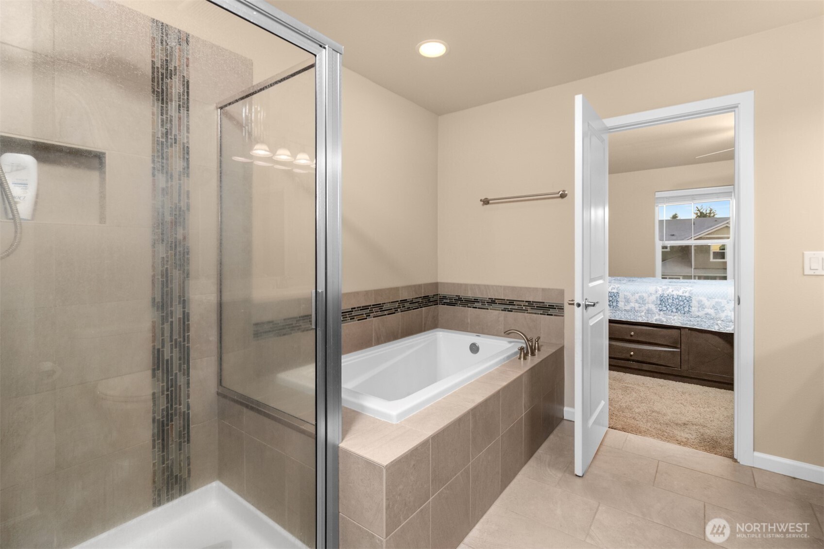 985 Riley Drive East Enumclaw, WA 98022 - Photo 20 of 33 a bathroom with a tub a sink and mirrors
