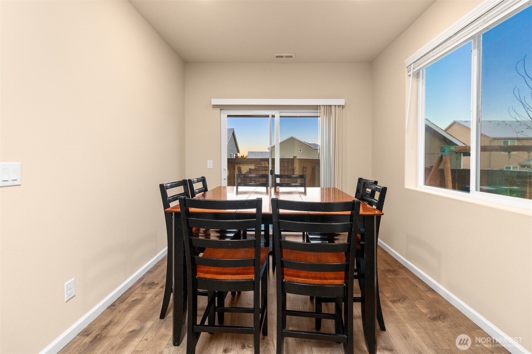 985 Riley Drive East Enumclaw, WA 98022 - Photo 9 of 33 a dining room with a table and chairs