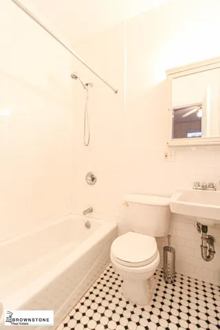 $2,750 | 44 West 9th Street, Unit 2F | Red Hook