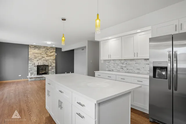 $499,900 | 9704 West Shore Drive, Oak Lawn, IL 60453