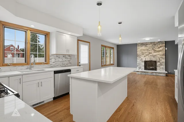 $499,900 | 9704 West Shore Drive, Oak Lawn, IL 60453