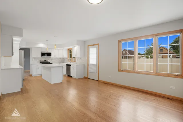 $499,900 | 9704 West Shore Drive, Oak Lawn, IL 60453