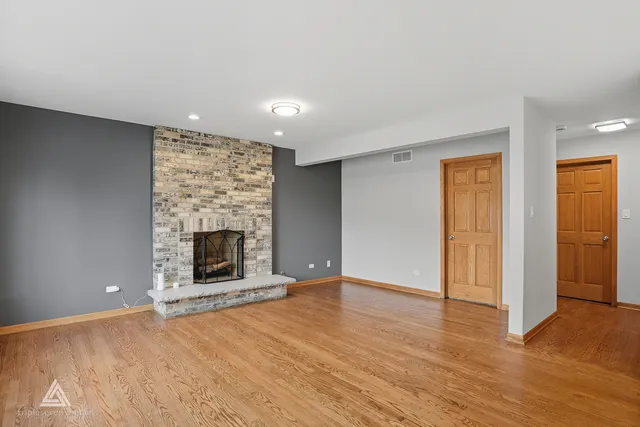 $499,900 | 9704 West Shore Drive, Oak Lawn, IL 60453