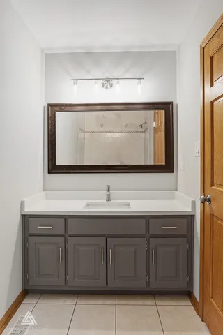 $499,900 | 9704 West Shore Drive, Oak Lawn, IL 60453