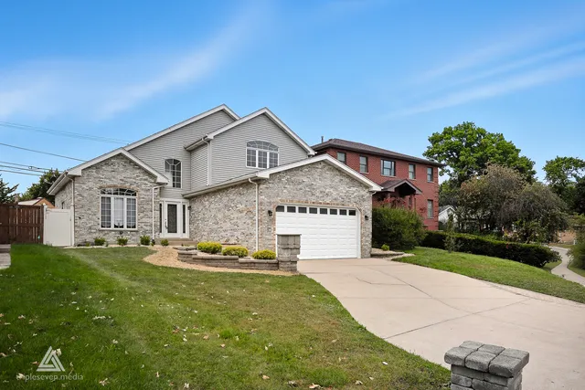 $499,900 | 9704 West Shore Drive, Oak Lawn, IL 60453