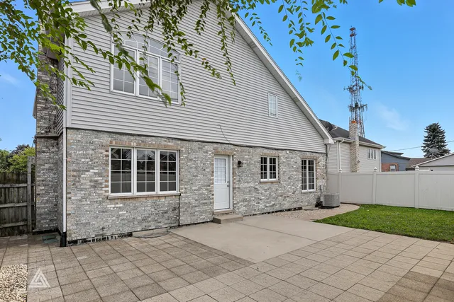 $499,900 | 9704 West Shore Drive, Oak Lawn, IL 60453