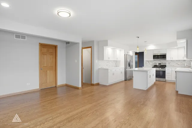 $499,900 | 9704 West Shore Drive, Oak Lawn, IL 60453