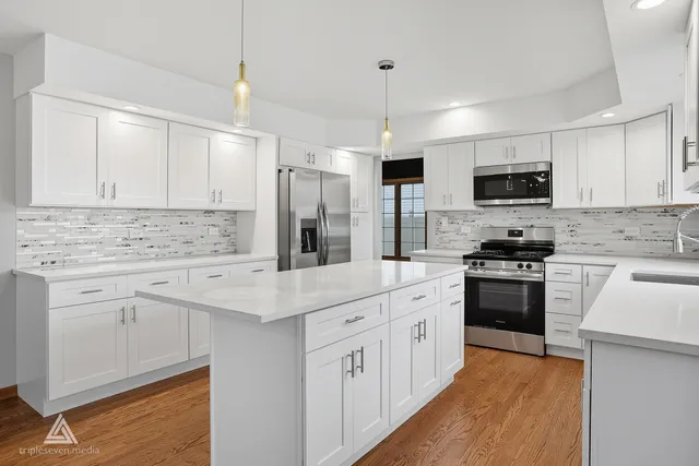 $499,900 | 9704 West Shore Drive, Oak Lawn, IL 60453