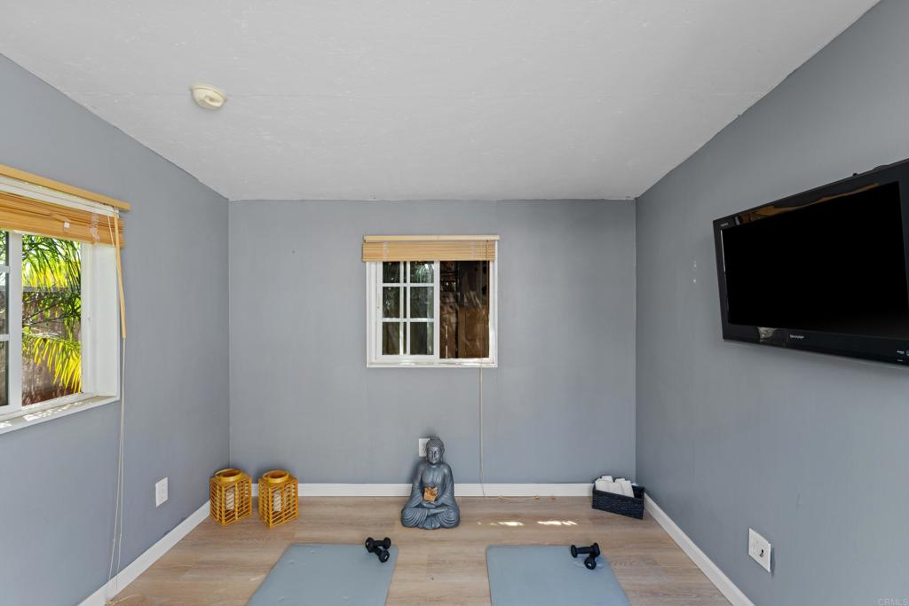 5504 Linda Rosa Avenue La Jolla, CA 92037 - Photo 17 of 24 a room with a flat screen tv and a window