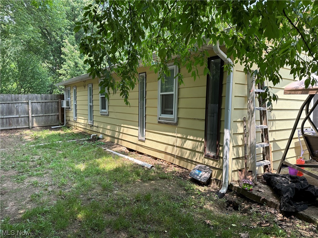 1124 Bruce Road Akron, OH 44306 - Photo 26 of 30 side yard