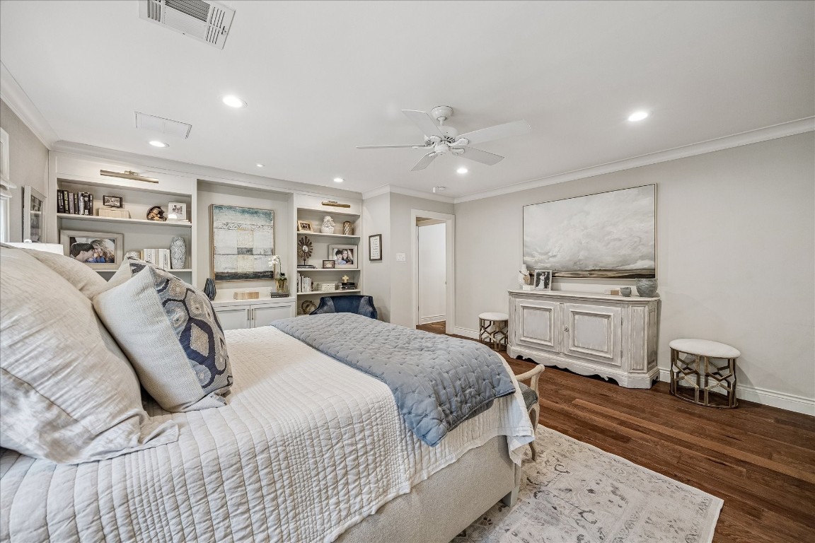 627 Ramblewood Road Houston, TX 77079 - Photo 19 of 48 Such a tranquil light filled primary bedroom