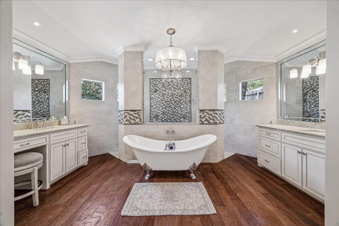 627 Ramblewood Road Houston, TX 77079 - Photo 20 of 48 Stnning and spacious primary bath.