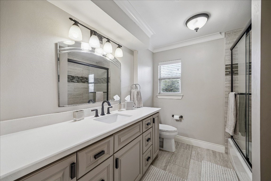 627 Ramblewood Road Houston, TX 77079 - Photo 27 of 48 One of TWO full bathrooms upstairs. Nicely updated.