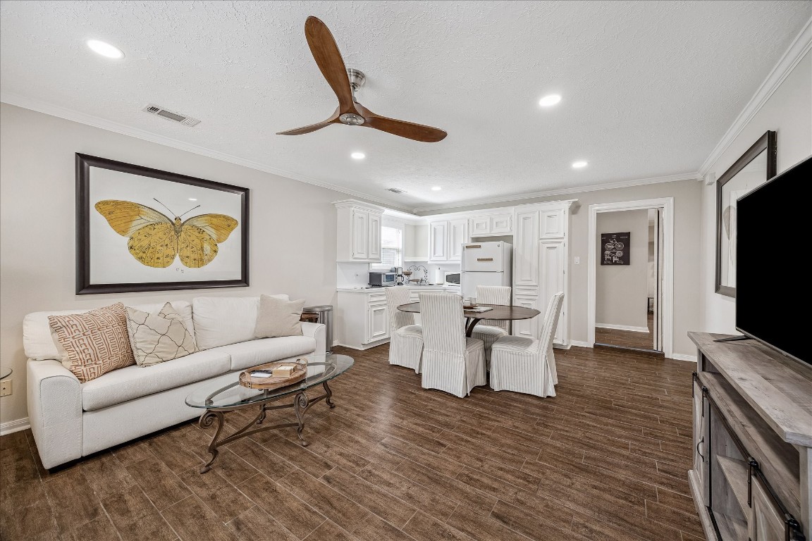 627 Ramblewood Road Houston, TX 77079 - Photo 28 of 48 GUEST apartment living room. Separate A/C from house 2021