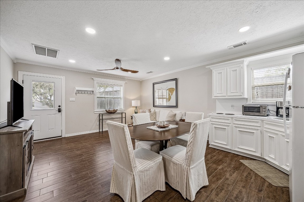 627 Ramblewood Road Houston, TX 77079 - Photo 30 of 48 GUEST apartment dining room