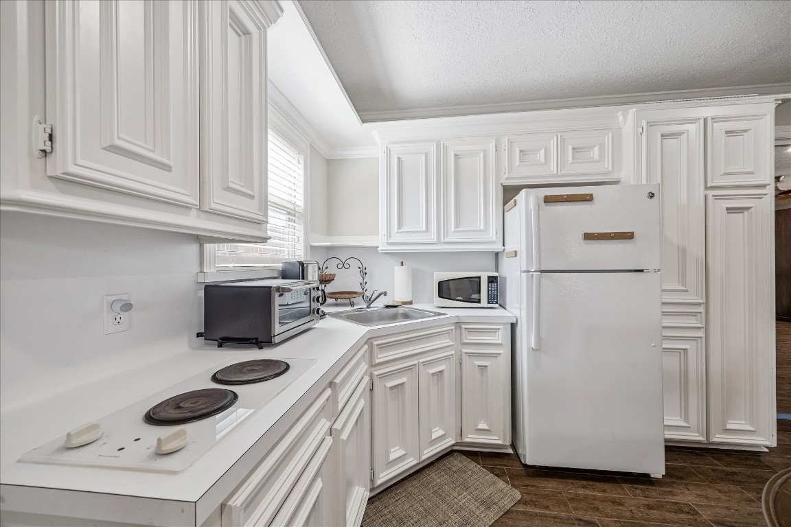 627 Ramblewood Road Houston, TX 77079 - Photo 31 of 48 GUEST apartment kitchenette.