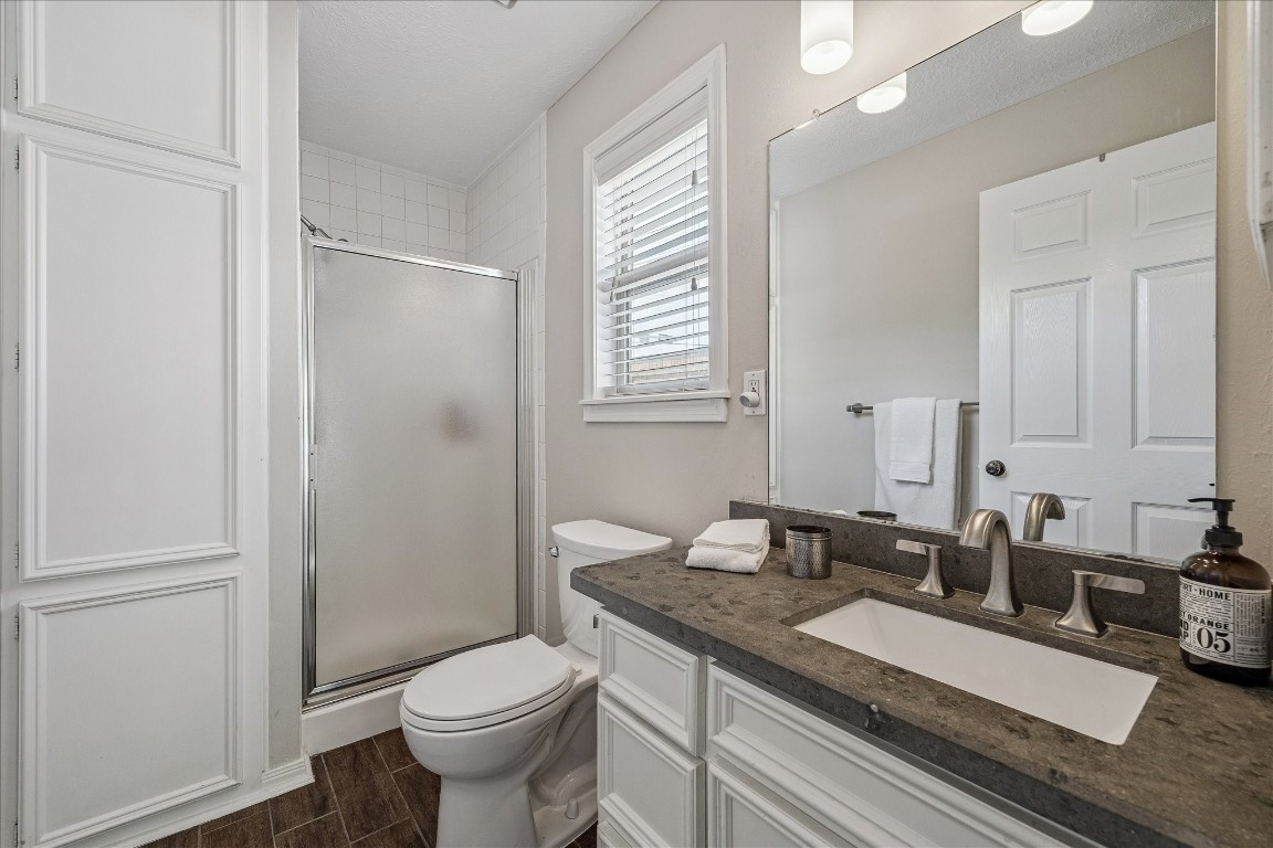 627 Ramblewood Road Houston, TX 77079 - Photo 32 of 48 GUEST apartment full bath with updated counter top