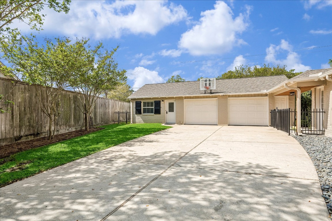 627 Ramblewood Road Houston, TX 77079 - Photo 33 of 48 Double wide driveway behind automatic privacy gate. Front door to GUEST apartment is shown here.