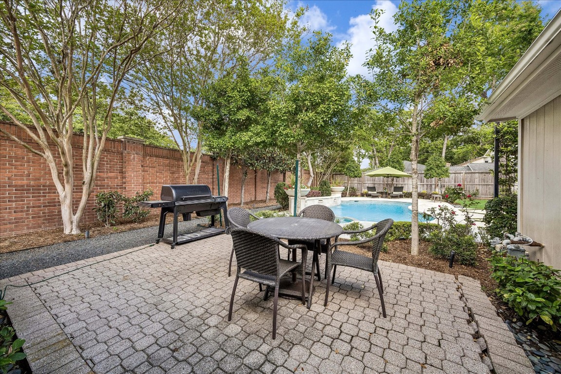 627 Ramblewood Road Houston, TX 77079 - Photo 34 of 48 GUEST apartment private outdoor area with beautiful view of the pool.