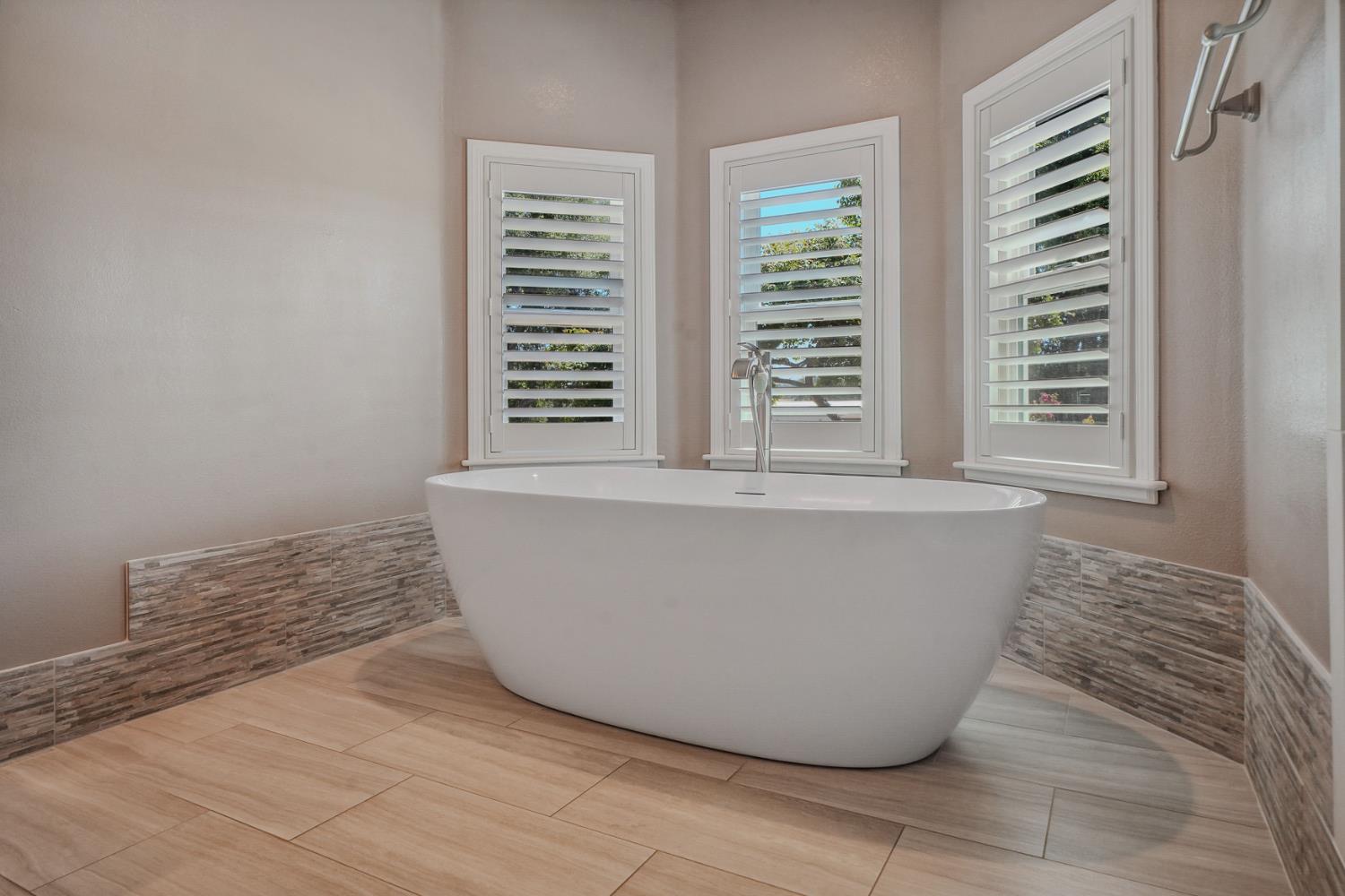 10786 Shenandoah Road Plymouth, CA 95669 - Photo 38 of 99 a white tub sitting next to a window