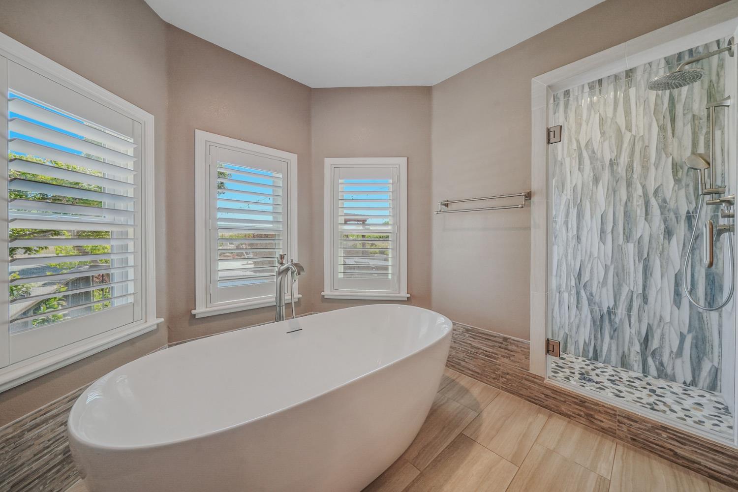 10786 Shenandoah Road Plymouth, CA 95669 - Photo 39 of 99 a bathroom with bathtub and window