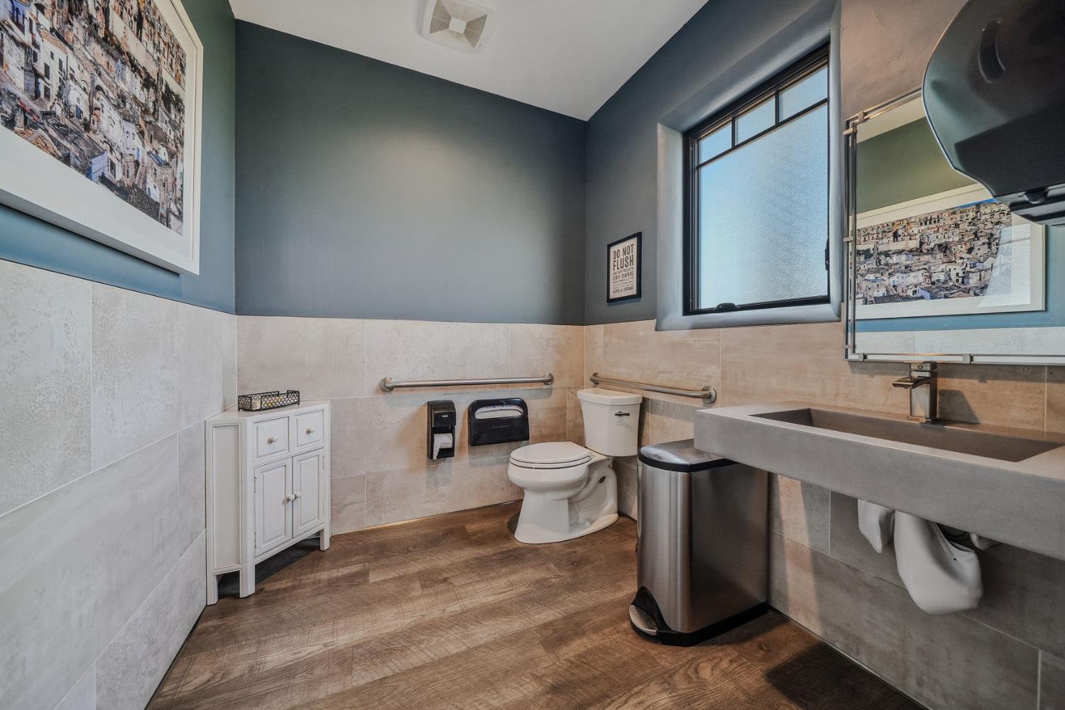 10786 Shenandoah Road Plymouth, CA 95669 - Photo 81 of 99 a bathroom with a toilet sink and mirror