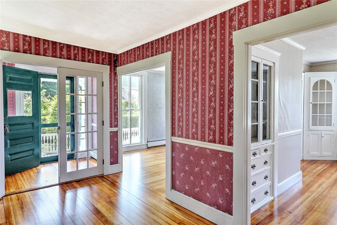 833 Main Street Warren, RI 02885 - Photo 17 of 47 Entrance into Family Room