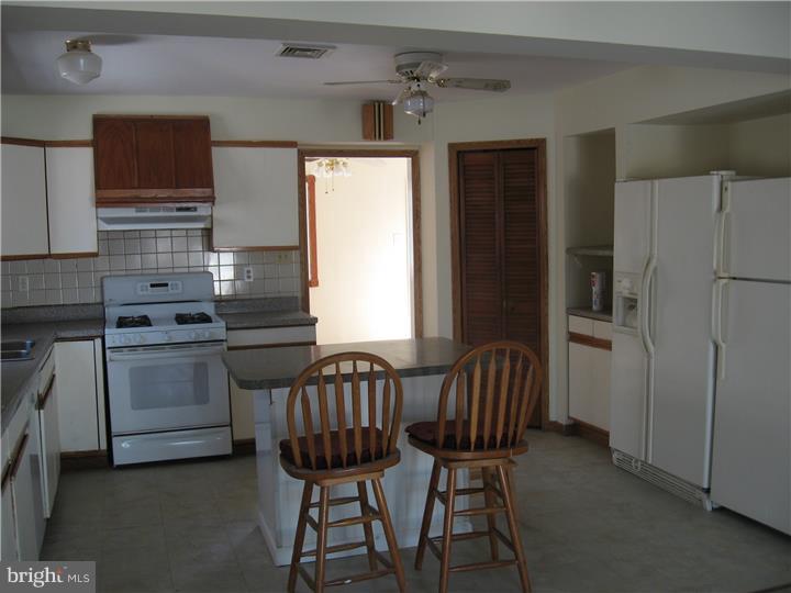 423 Creek Road Bellmawr, NJ 08031 - Photo 3 of 18 Kitchen