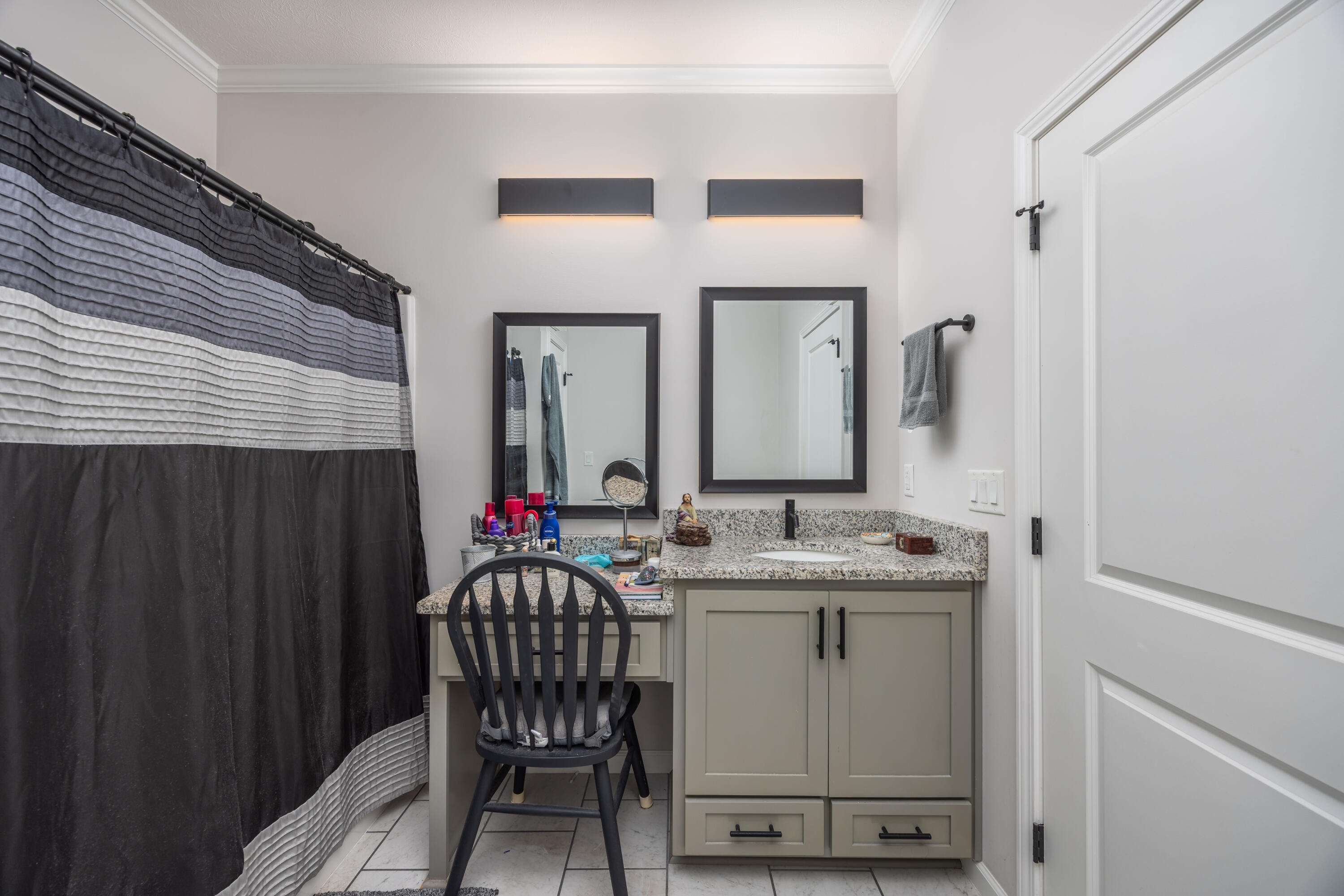 158 Johns Lane Freeport, FL 32439 - Photo 17 of 36 a bathroom with a sink and a mirror
