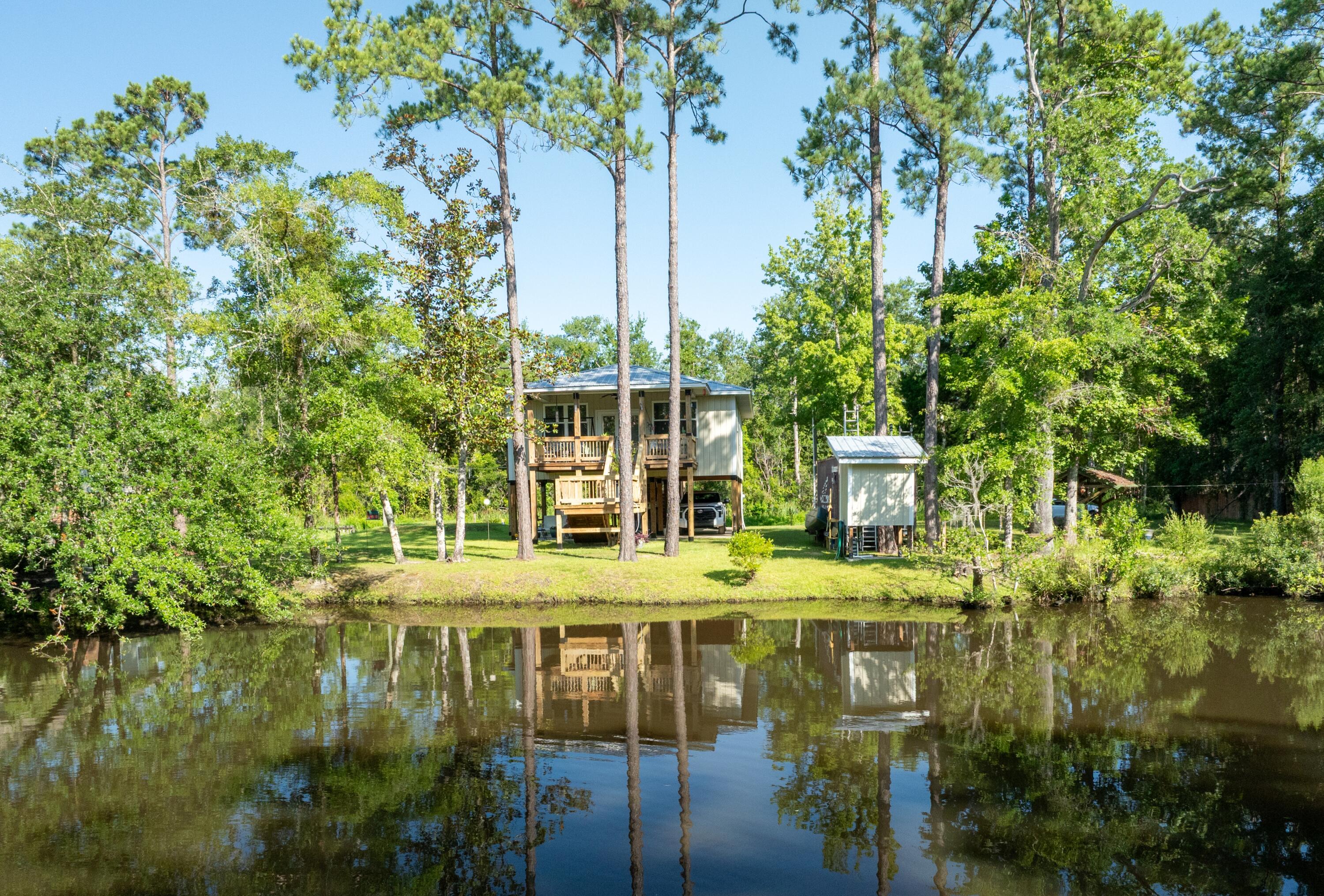 158 Johns Lane Freeport, FL 32439 - Photo 32 of 36 a view of a building with a tree