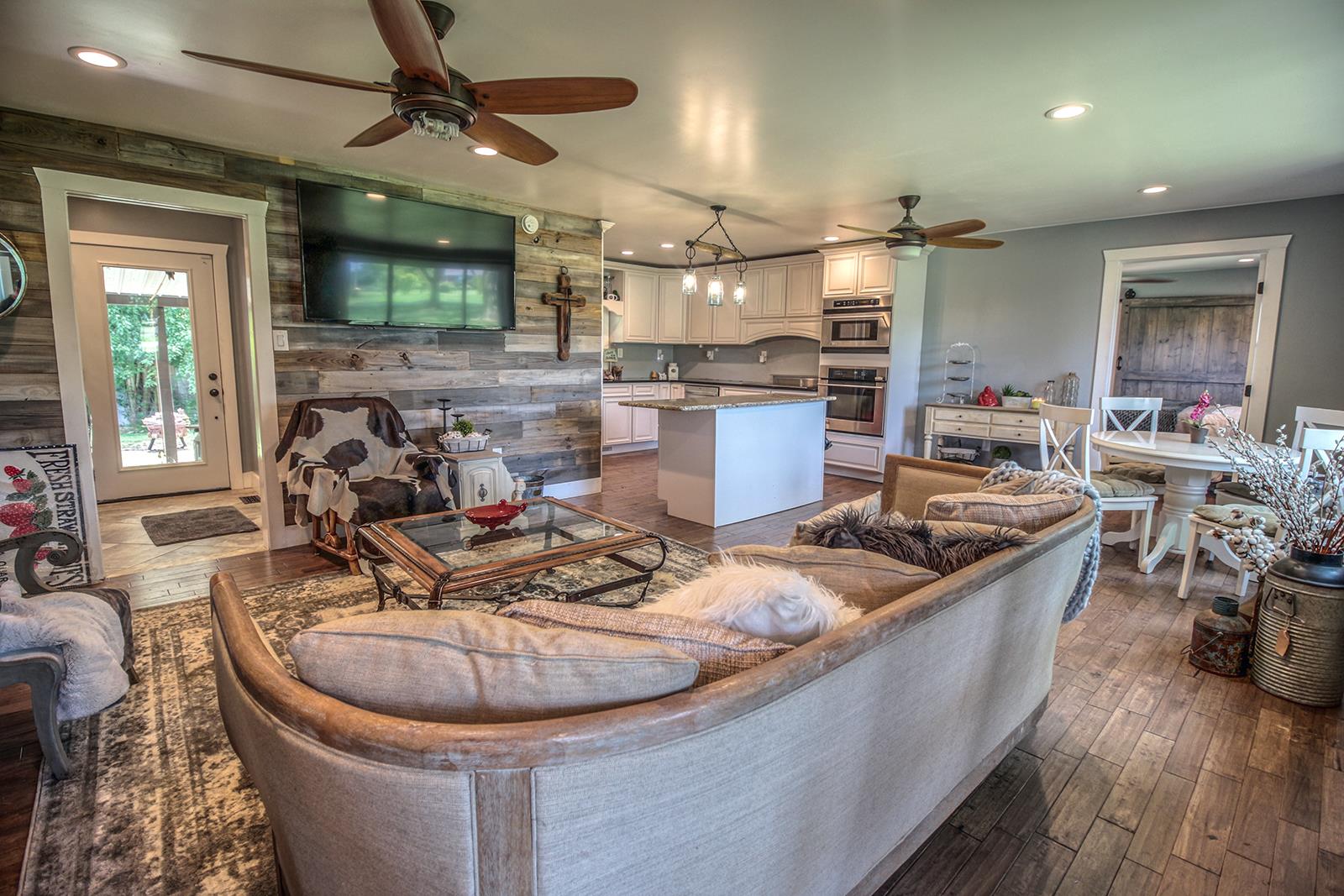 444 Canaan Road Columbia, TN 38401 - Photo 30 of 30 Beautiful living room! Open floor plan!