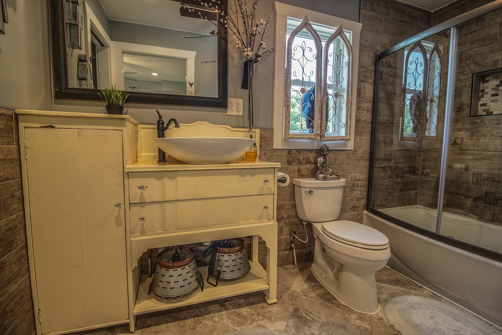 444 Canaan Road Columbia, TN 38401 - Photo 22 of 30 Jack & Jill bathroom between bedroom 2 & 3