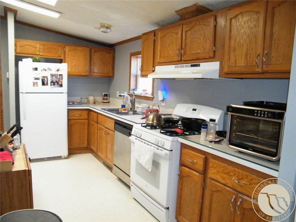 101 Smith Road Roundup, MT 59072 - Photo 10 of 28 Spacious kitchen