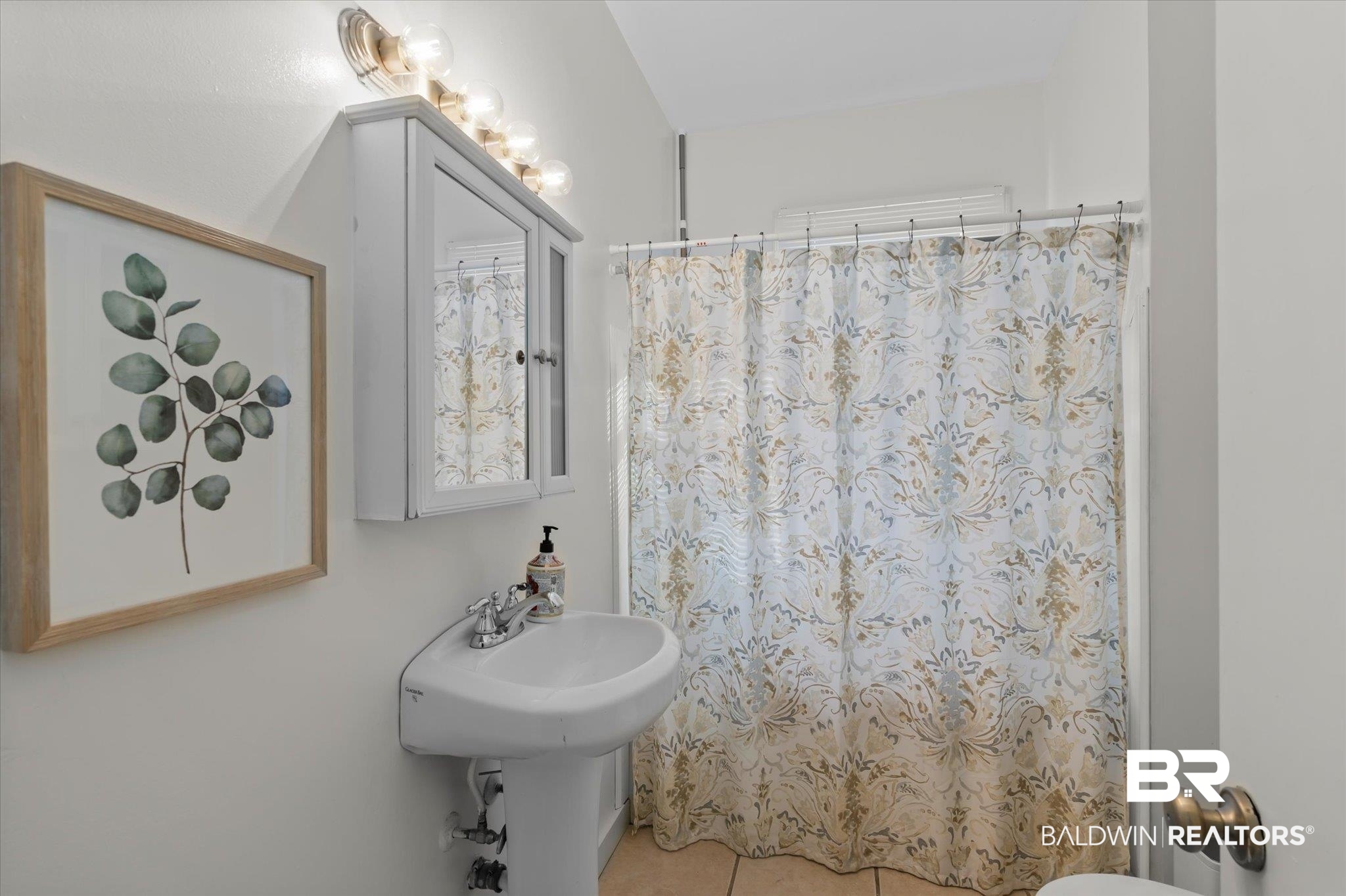 180 Williams Street Mobile, AL 36606 - Photo 16 of 20 Bathroom with tile patterned floors