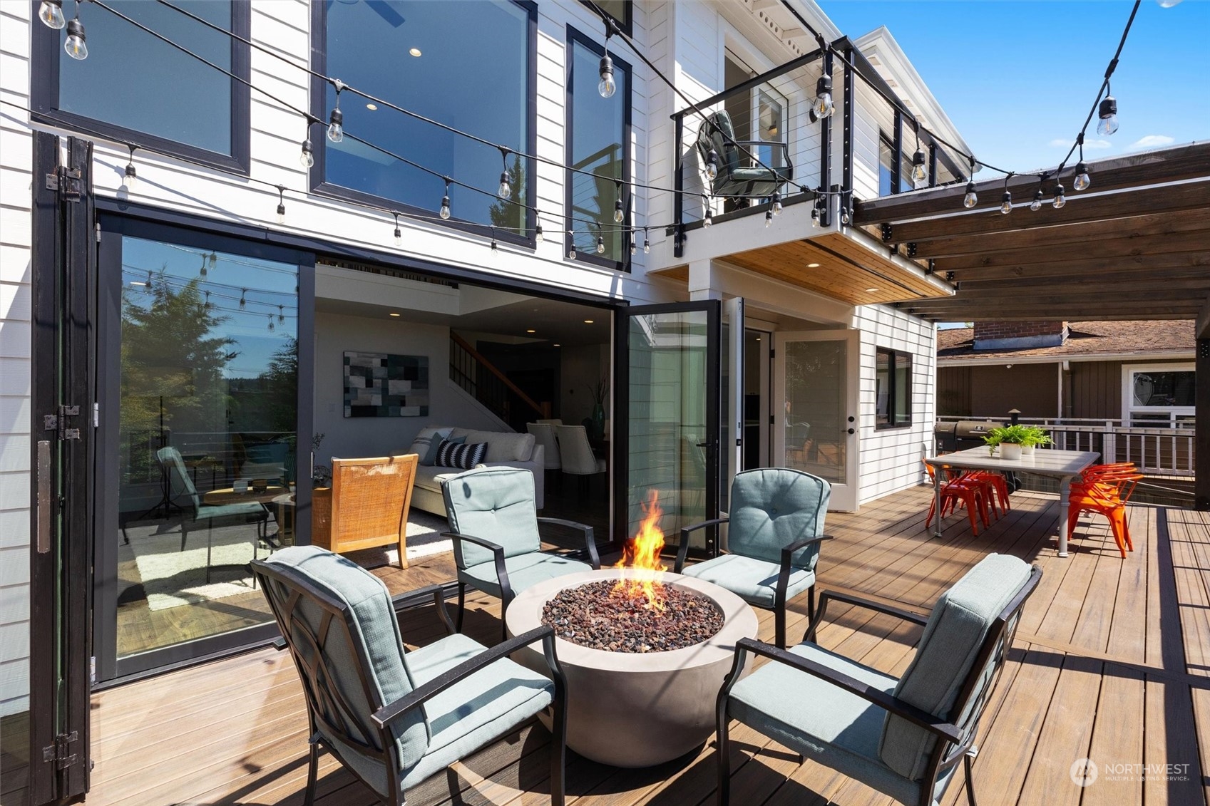 331 8th Avenue Kirkland, WA 98033 - Photo 14 of 40 a outdoor space with a couch