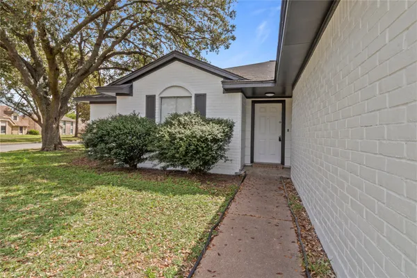 a view of a front of house with a yard
