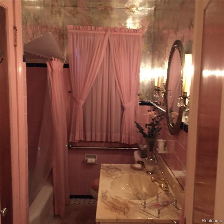 21844 Northline Road Taylor, MI 48180 - Photo 11 of 19 bath.jpg