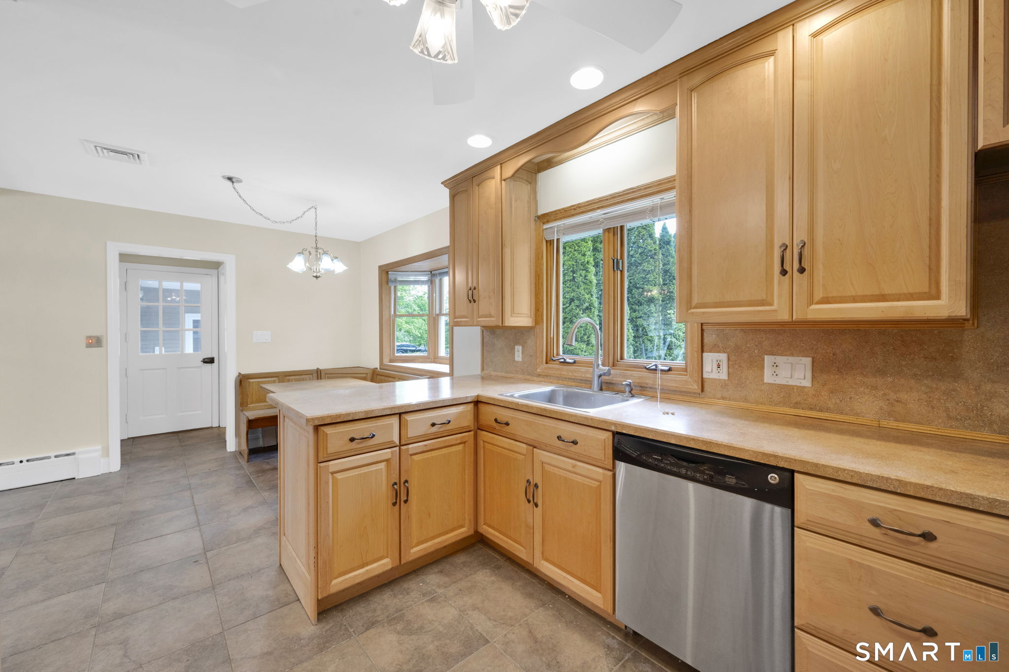 12 Unity Drive Trumbull, CT 06611 - Photo 14 of 38