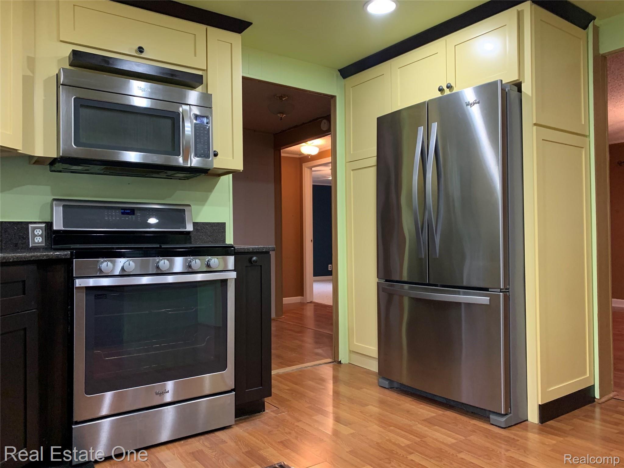 1916 Gilsam Avenue Rochester, MI 48309 - Photo 4 of 17 kit appliances.jpg