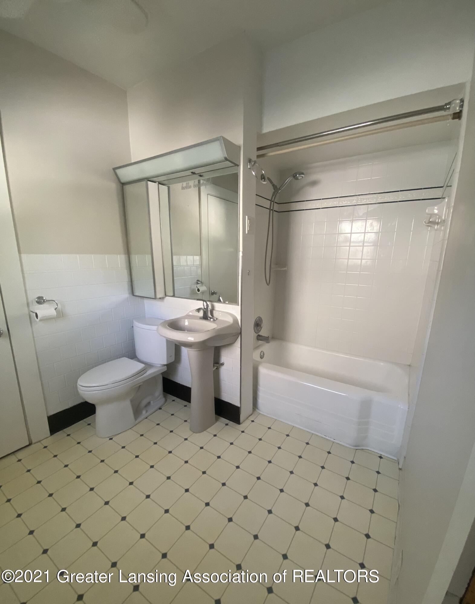 2213 Strathmore Road Lansing, MI 48910 - Photo 17 of 27 E7893A31-1475-4EB0-907A-09D25F25C10B