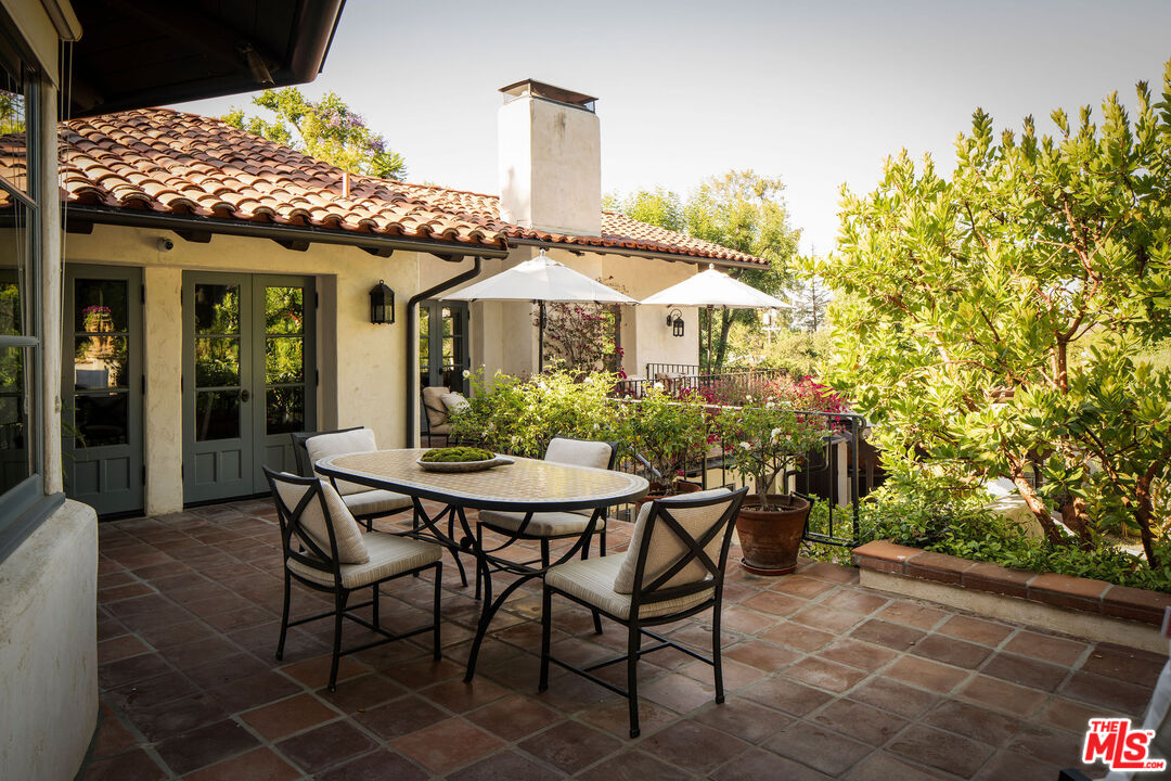 17610 Hidden Oaks Road Encino, CA 91316 - Photo 23 of 34