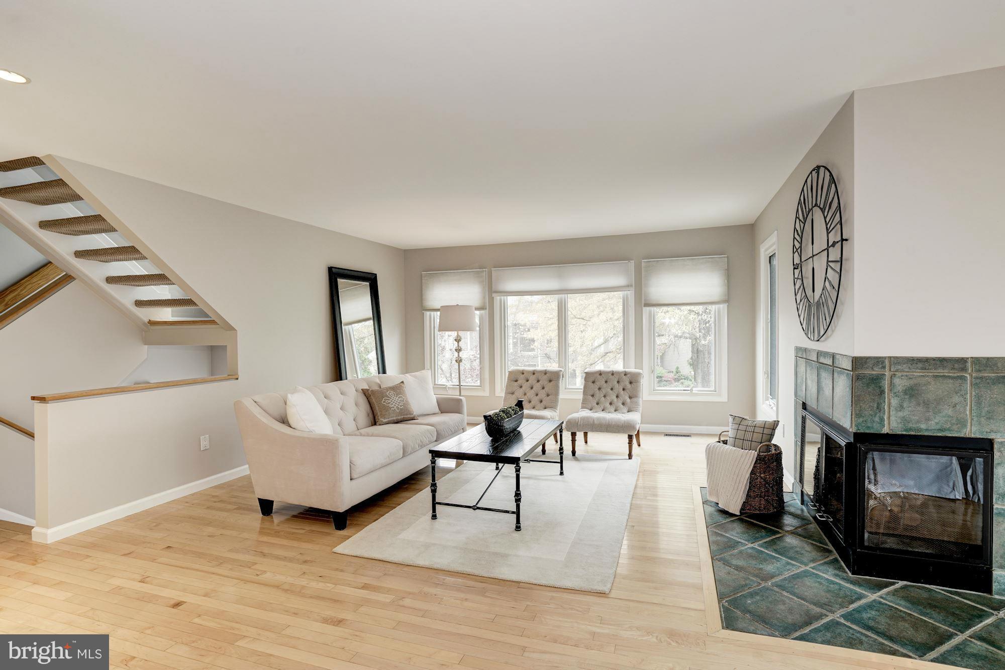 1932 Lakeport Way Reston, VA 20191 - Photo 2 of 30 Living Room