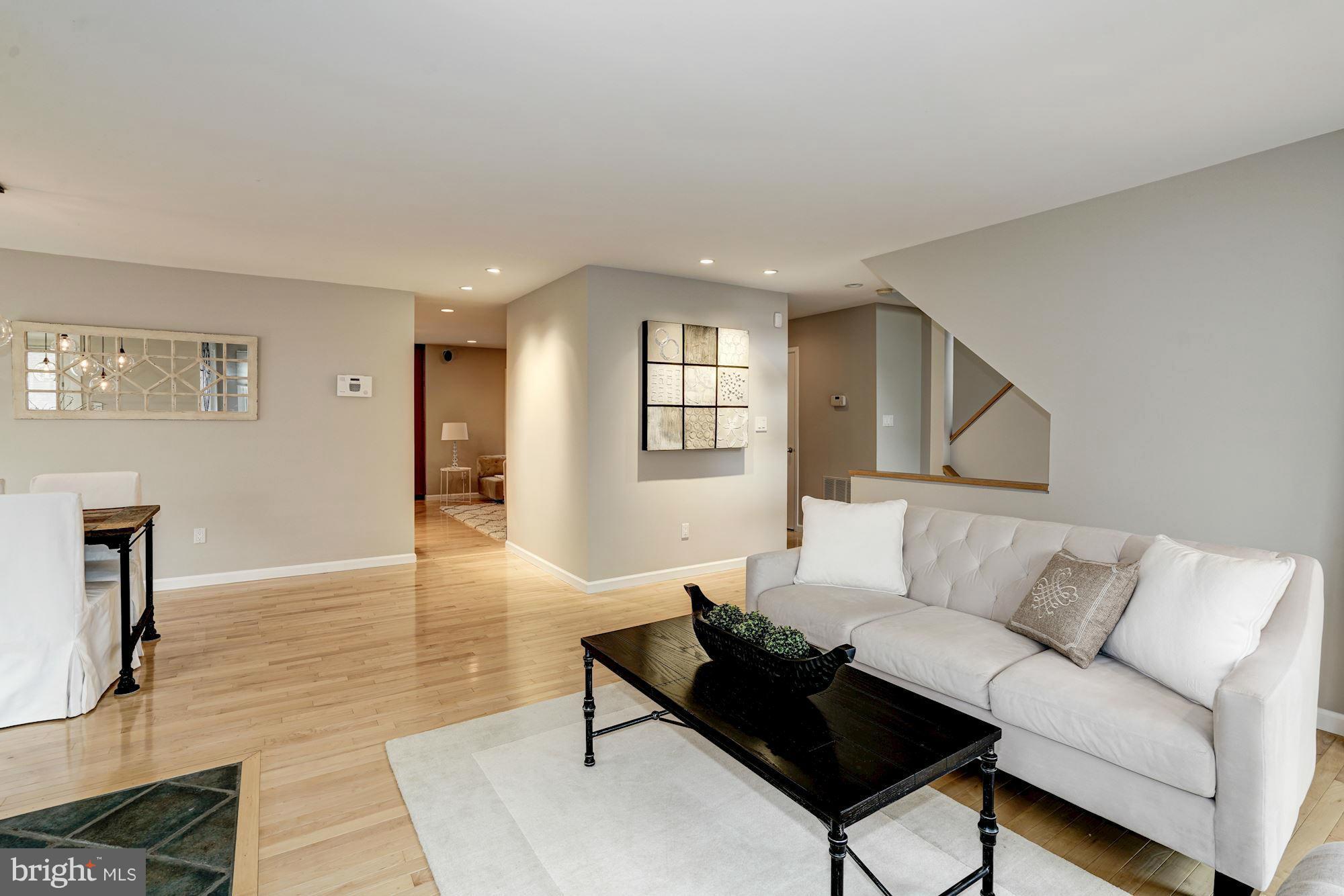 1932 Lakeport Way Reston, VA 20191 - Photo 3 of 30 Living Room