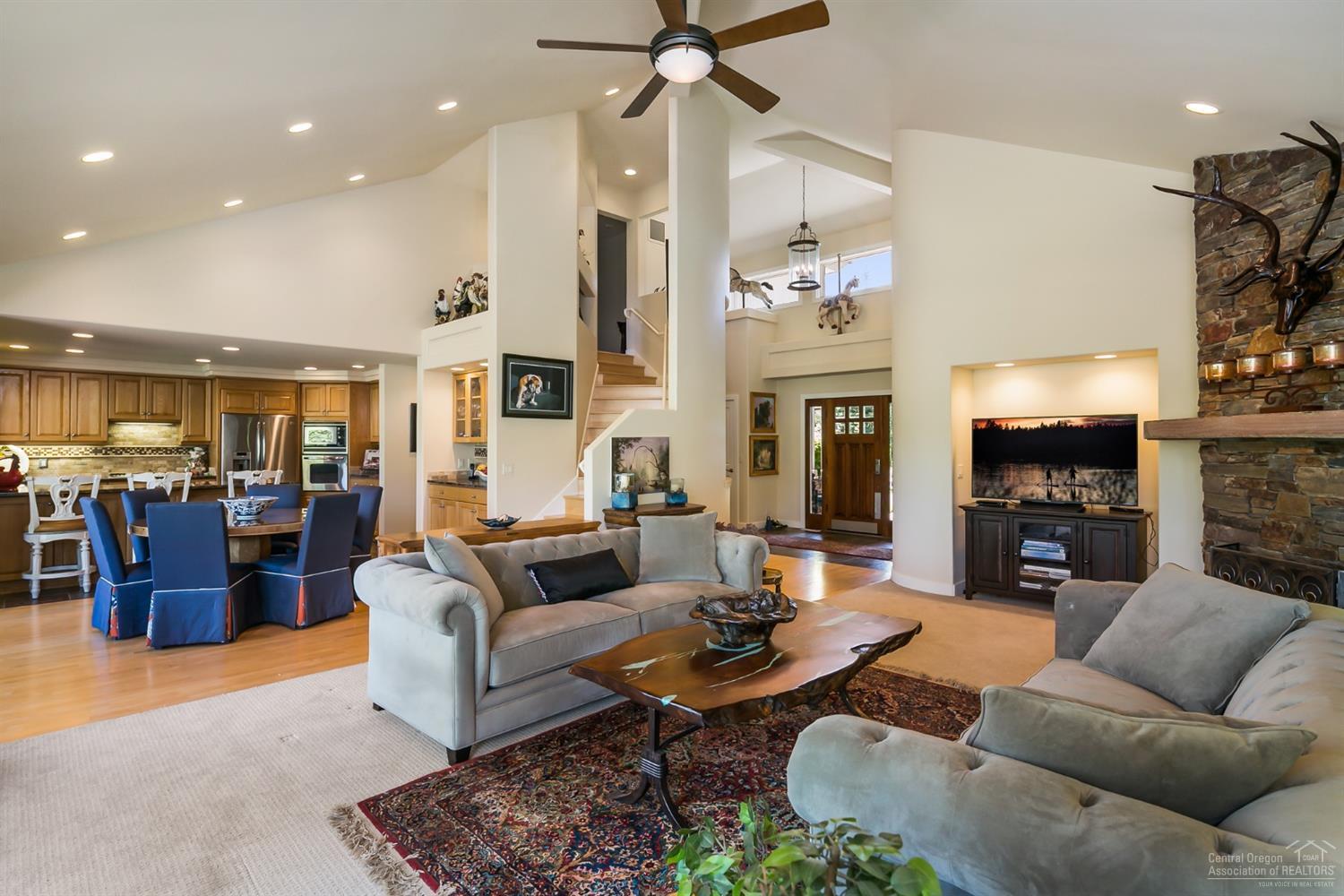 19184 Green Lakes Loop Bend, OR 97702 - Photo 3 of 24 Gallery Image 3