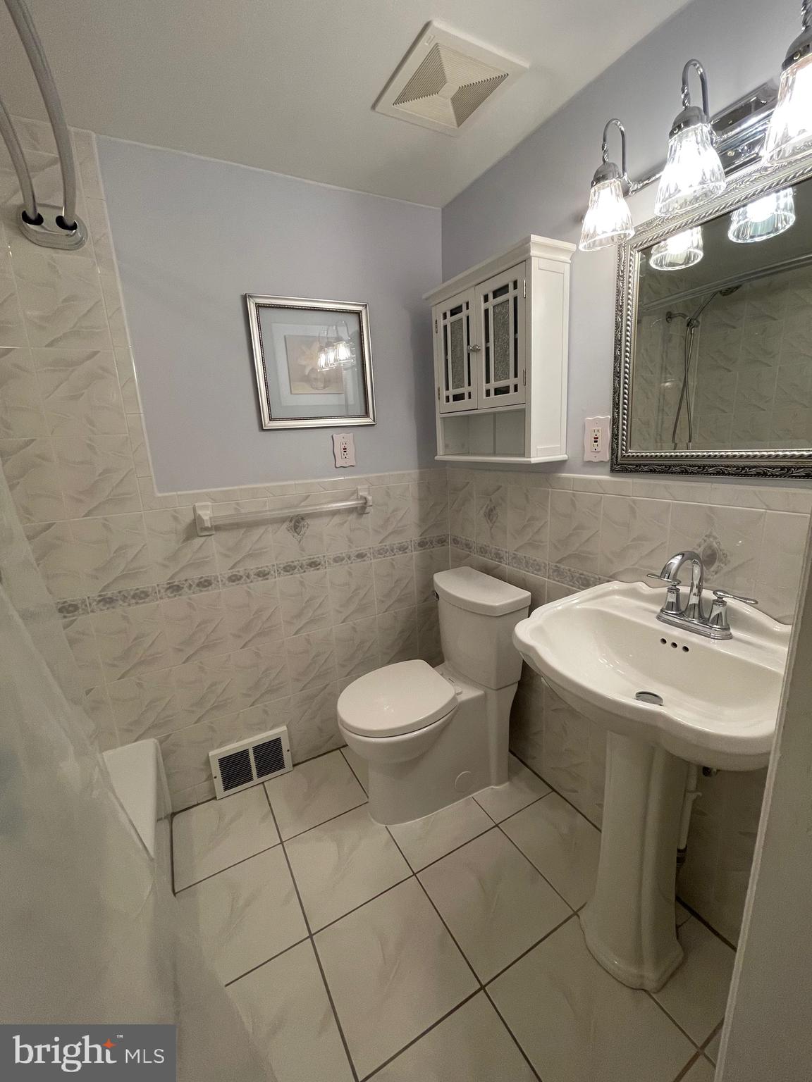 9721 Glenhope Road Philadelphia, PA 19115 - Photo 28 of 42 Hall bathroom